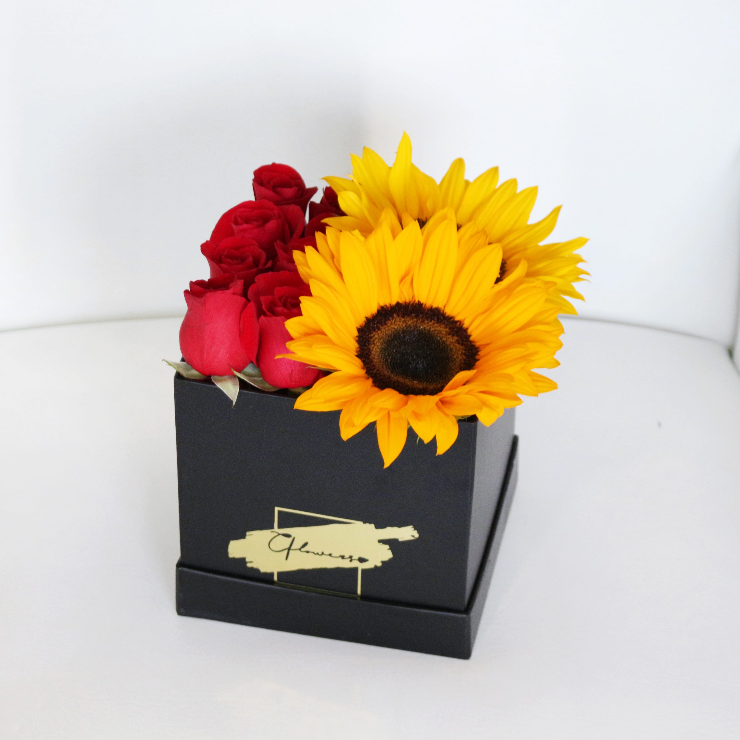 Caja gigante de Corazón con rosas & girasoles - Flores Amarillas a  Domicilio 