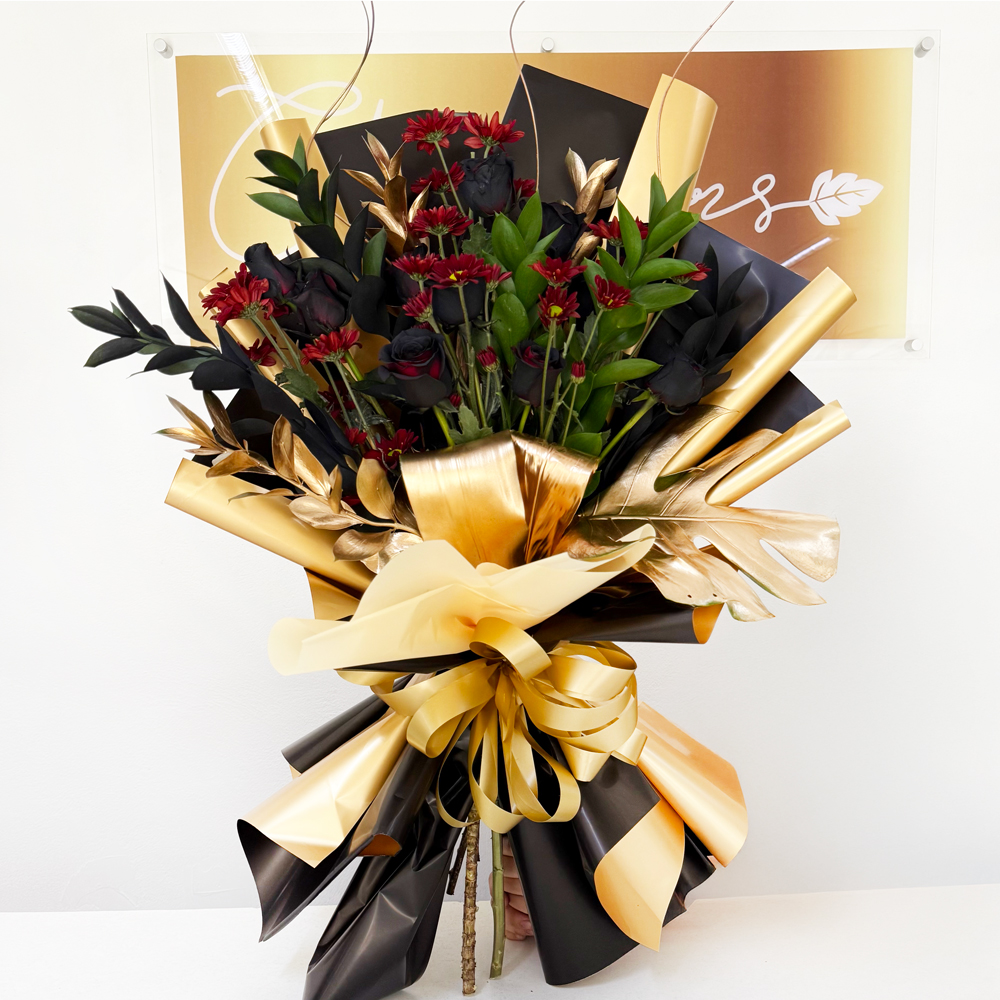 Ramo especial 12 rosas negras + detalles dorados | Floristería